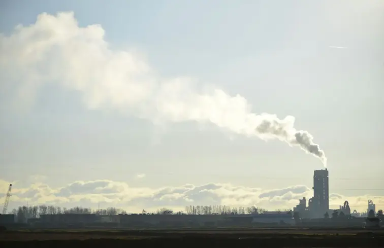 Fábrica a emitir gases para a atmosfera